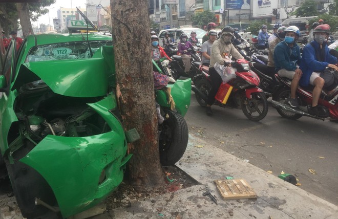 Xe taxi bể nát sau tai nạn.