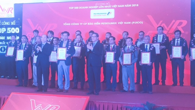 Đại diện PJICO nhận chứng nhận VNR500 2018.