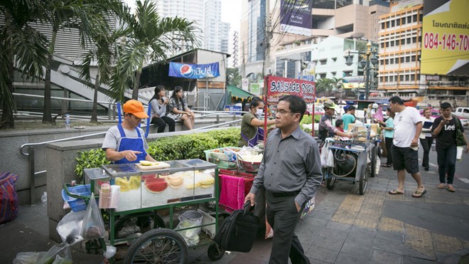 Người Việt bán hàng rong ở Thái Lan. 