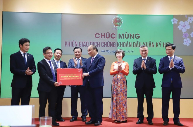 Khai trương phiên giao dịch chứng khoán đầu Xuân Kỷ Hợi, Thủ tướng Nguyễn Xuân Phúc chia sẻ niềm tin mạnh mẽ trong năm mới.