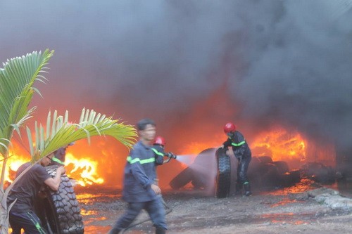 Xưởng lốp ôtô cháy lớn. Ảnh: Thái Hà.