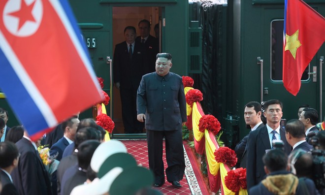 Lãnh đạo Triều Tiên Kim Jong-un xuống tàu tại ga Đồng Đăng sáng 26/2. Ảnh: Reuters. 