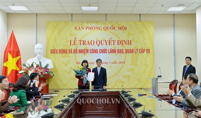 Phó Bí thư Thường trực Đảng ủy cơ quan Văn phòng Quốc hội Nguyễn Đức Thụ trao quyết định và chúc mừng đồng chí Trịnh Giáng Hương.