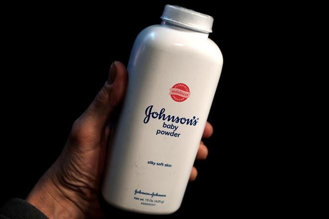 Hơn 13.000 vụ kiện đang chờ đợi Johnson & Johnson. Ảnh: Reuters.