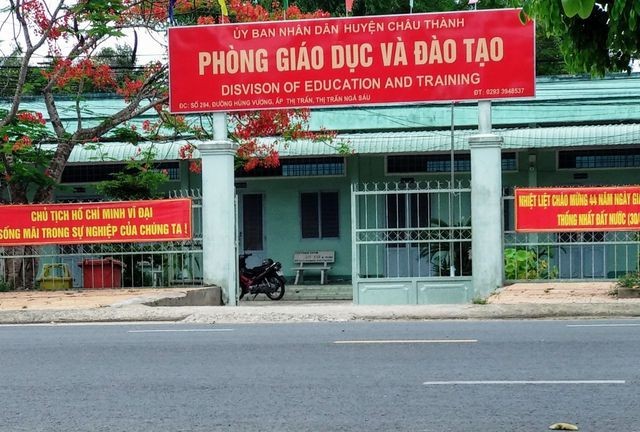 Từ việc kê khống giấy, UBKT huyện ủy Châu Thành đã có quyết định thi hành kỷ luật đối với bà Trần Thị Thùy Linh - Trưởng Phòng GD-ĐT huyện với hình thức cảnh cáo.