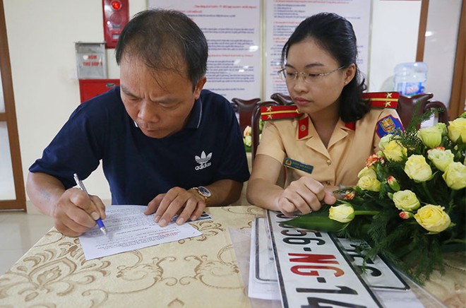 Một tài xế làm thủ tục cấp đổi biển số, sang tên ở Cục Cảnh sát giao thông. Ảnh: Bá Đô.