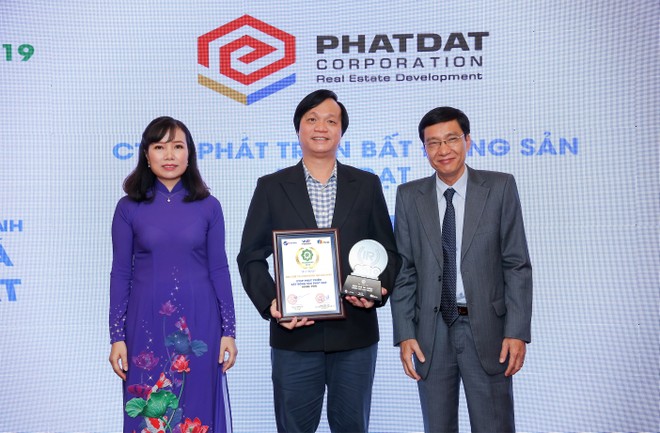 Ông. Bùi Quang Anh Vũ - Phó TGĐ Đầu Tư nhận giả Top 3 Doanh nghiệp Midcap.