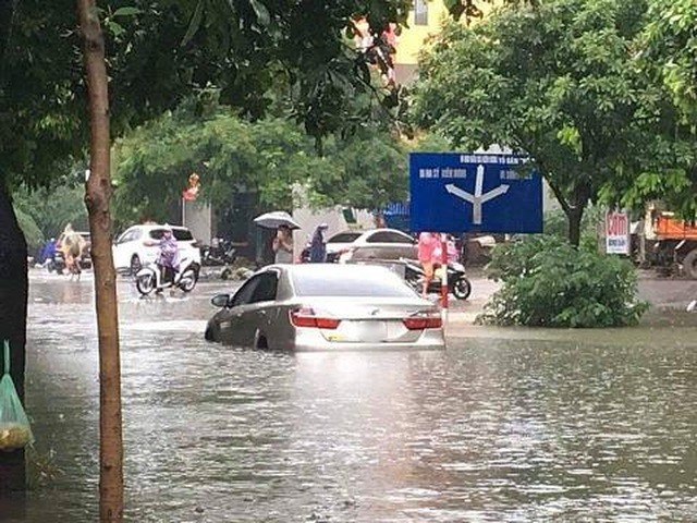 Một ô tô bị chết máy giữa đường ngập nước.