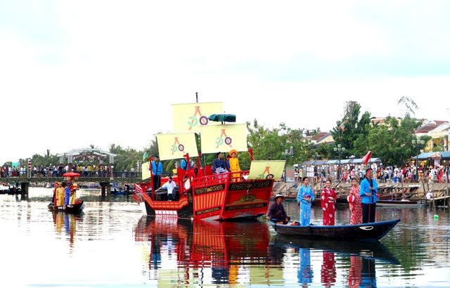 Tái hiện đám cưới Công Nữ Ngọc Hoa với thương nhân Nhật Bản trong lễ hội giao lưu văn hóa Việt-Nhật diễn ra hằng năm tại Hội An.