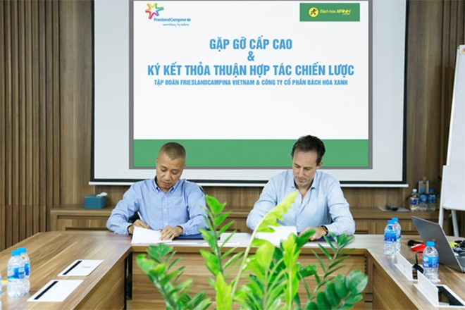 Ông Trần Kinh Doanh, CEO Bách hóa Xanh ký kết hợp tác chiến lược với ông Hein Schumacher, CEO toàn cầu FrieslandCampina..