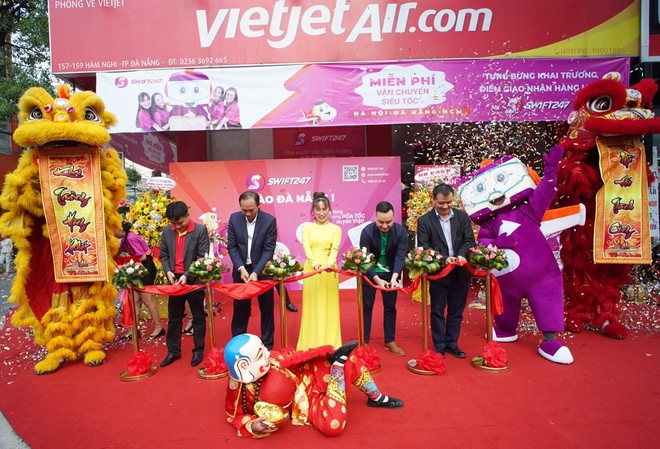 Lãnh đạo Vietjet, SWIFT247 và Grab cắt băng khai trương.