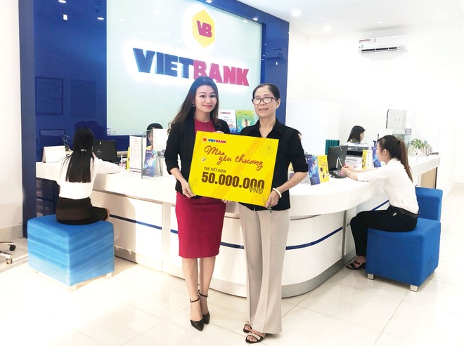 Khách hàng trúng 50 triệu đồng ngày đầu “Mùa yêu thương” tại Vietbank