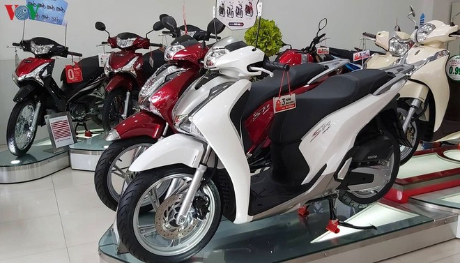 Giá xe Honda SH tại các đại lý vẫn tăng chênh chóng mặt.