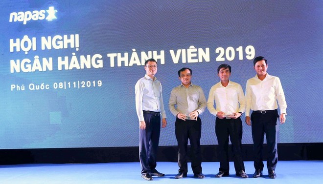 Đại diện Techcombank nhận các giải thưởng của Napas.