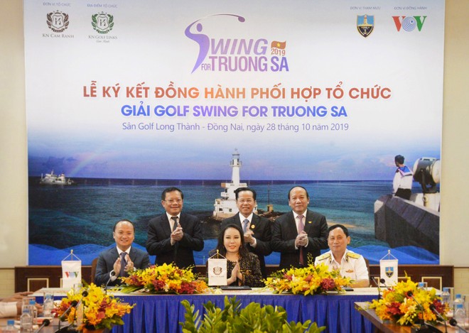 Lễ ký kết đồng hành phối hợp tổ chức giải Swing for Truong Sa.