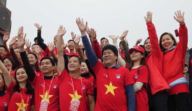 Đoàn hành trình Tôi yêu Tổ quốc tôi của Vietjet tham gia lễ công bố thông điệp Hành trình Tôi yêu Tổ quốc tôi gửi thanh niên cả nước tại cột cờ Lũng Cũ (Hà Giang).