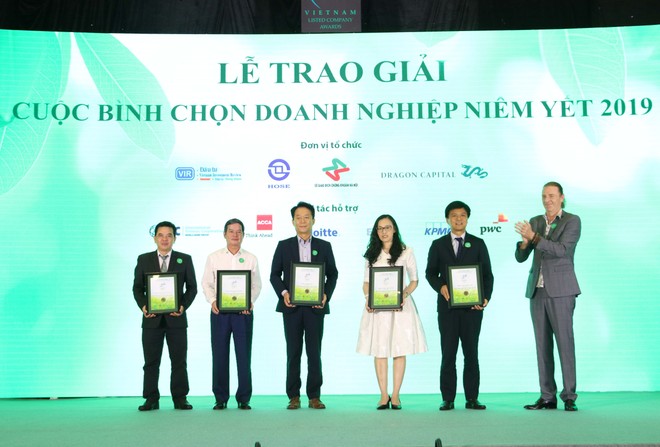 Ông Dominic Scriven (phải), Chủ tịch Dragon Capital chúc mừng TOP 5 doanh nghiệp vốn hóa nhỏ giải Quản trị công ty