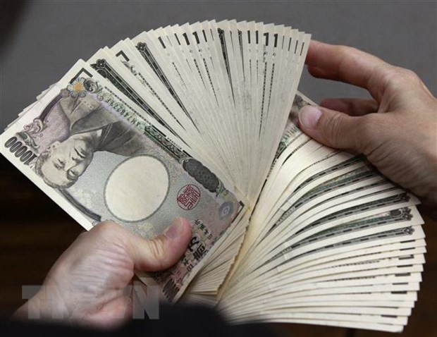 Kiểm tiền mệnh giá 10.000 yen tại Tokyo, Nhật Bản. (Nguồn: AFP/TTXVN)