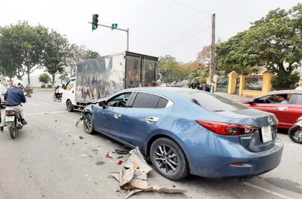 Gần như toàn bộ phần đầu của chiếc xe Mazda bị hư hỏng sau cú tông mạnh liên hoàn với 3 xe ôtô cùng chiều. (Nguồn: vinhphuc.gov.vn)