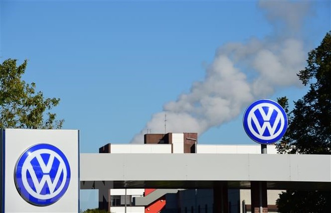 Biểu tượng Volkswagen tại trụ sở của hãng ở Wolfsburg, Đức. (Ảnh: AFP/TTXVN)