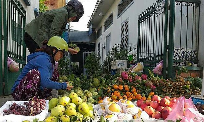 Sạp trái cây trên đường Lê Đức Thọ (Gò Vấp). Ảnh: Hồng Châu.