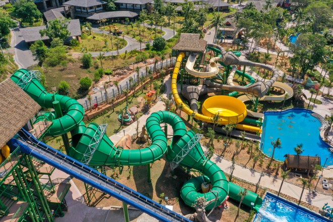 Công viên nước Aquatopia Water Park mới khai trương tại Hòn Thơm.