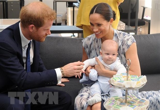 Hoàng tử Anh Harry (trái) và Công nương Meghan Markle (phải) cùng con trai trong chuyến thăm Cape Town, Nam Phi, ngày 25/9/2019. (Ảnh: AFP/TTXVN).