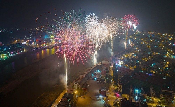 Màn bắn pháo hoa mừng giao thừa năm 2019 tại thành phố Lào Cai.