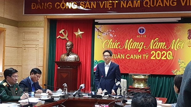 Phó Thủ tướng Vũ Đức Đam chủ trì cuộc họp khẩn của Bộ Y tế về phòng chống dịch viêm phổi cấp. (Ảnh: T.G/Vietnam+).