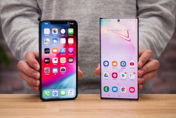 Hai mẫu điện thoại iPhone 11 Pro Max và Galaxy Note 10. (Nguồn: PhoneArena).