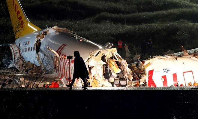 Máy bay bị gãy rời ở sân bay tại Istanbul ngày 5/2. Ảnh: Reuters.