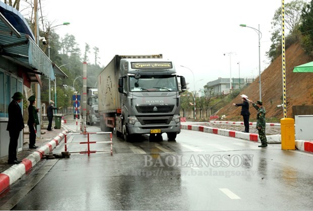 Xe hàng di chuyển qua Cửa khẩu Quốc tế Hữu Nghị, Lạng Sơn. (Nguồn: Báo Lạng Sơn).