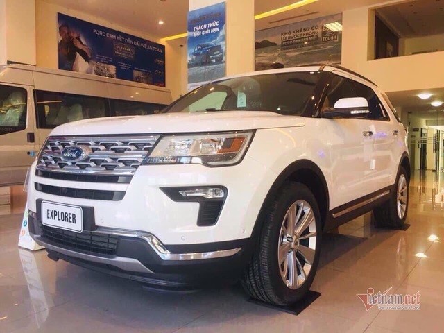 Ford Explorer giảm sâu gần 300 triệu đồng. 