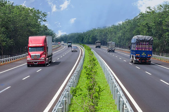 Hàng chục ngàn doanh nghiệp kinh doanh vận tải hành khách và hàng hóa bằng ô tô sẽ hoạt động nên nền tảng pháp lý mới từ 1/4/2020.