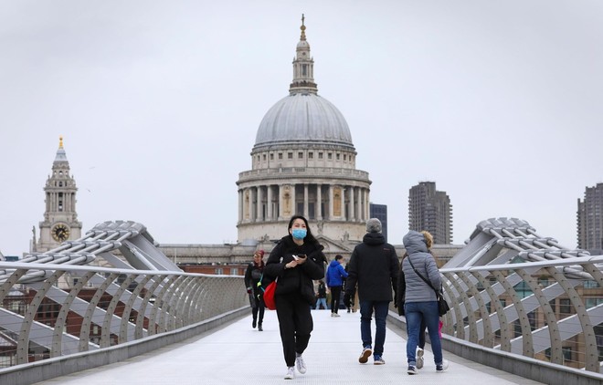 Người dân đeo khẩu trang phòng lây nhiễm COVID-19 tại London, Anh, ngày 9/3/2020. (Nguồn: THX/TTXVN).