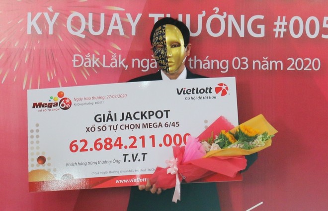 Ông T. đến nhận giải tại chi nhánh Vietlott. 