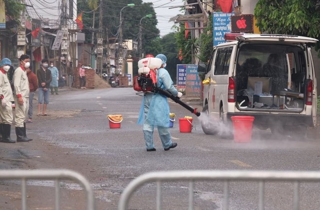 Phun khử khuẩn lối vào thôn Hạ Lôi. 