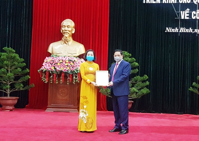 Ông Phạm Minh Chính, Trưởng Ban tổ chức Trung ương trao quyết định điều động, phân công bà Nguyễn Thị Thanh giữ chức Phó trưởng Ban tổ chức Trung ương.