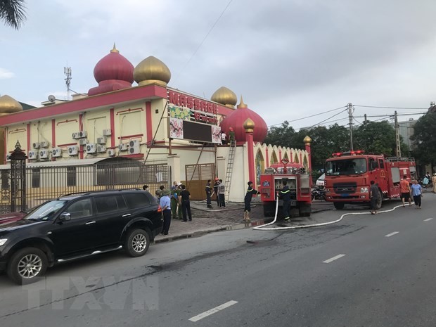 Lực lượng phòng cháy chữa cháy có mặt kịp thời để dập tắt đám cháy. (Ảnh: Mạnh Tú/TTXVN).