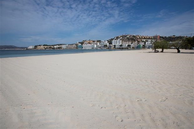 Một bãi biển vắng khách du lịch do dịch COVID-19 tại Calvia, Tây Ban Nha ngày 12/4/2020. (Nguồn: AFP/TTXVN).