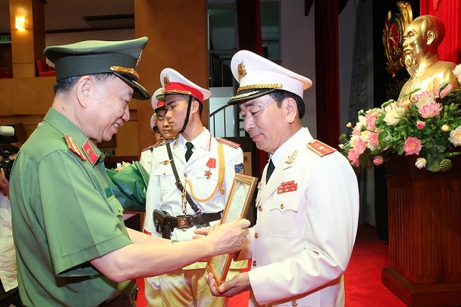 Bộ trưởng Tô Lâm trao Quyết định bổ nhiệm chức vụ Thứ trưởng Bộ Công an đối với đồng chí Trần Quốc Tỏ.