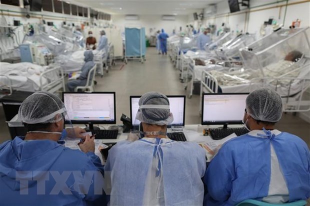 Nhân viên y tế điều trị cho bệnh nhân COVID-19 tại bệnh viện ở Manaus, Brazil. (Ảnh: AFP/TTXVN).