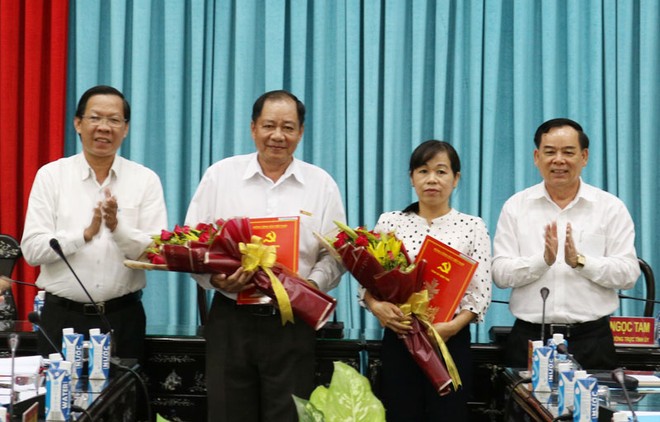 Đồng chí Phan Văn Mãi, Bí thư Tỉnh ủy Bến Tre cùng đồng chí Trần Ngọc Tam, Phó Bí thư Thường trực Tỉnh ủy Bến Tre trao quyết định và chúc mừng đồng chí Lê Thanh Vân và La Thị Thúy.