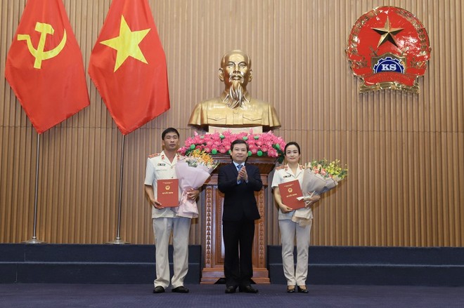 Thừa uỷ quyền của Chủ tịch nước, Viện trưởng Viện Kiểm sát nhân dân Lê Minh Trí trao quyết định và chúc mừng ông Nguyễn Duy Giảng và bà Nguyễn Hải Trâm.