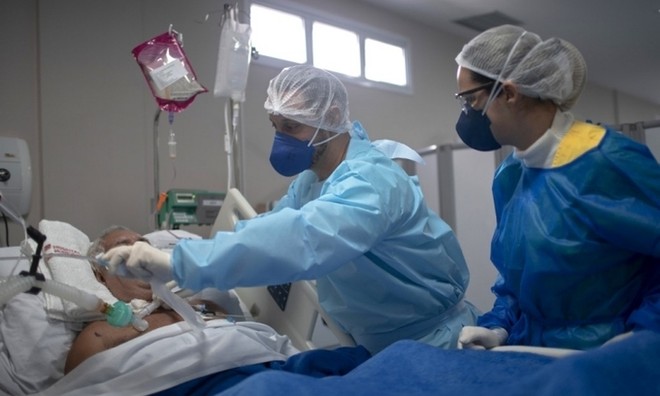 Bác sĩ điều trị cho bệnh nhân tại bệnh viện ở thành phố Marica, bang Rio de Janeiro hôm 10/6. Ảnh: AFP.