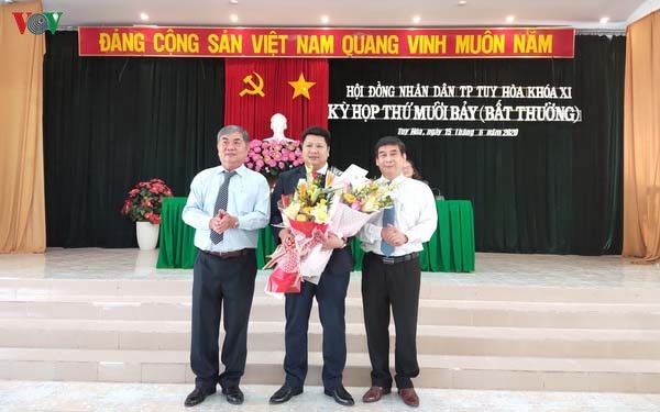 Ông Cao Đình Huy (giữa) nhận nhiệm vụ mới.