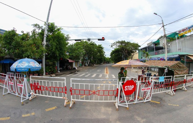 Đường vào thôn Lệ Sơn Nam bị phong tỏa sau khi phát hiện có người nhiễm COVID-19. (Ảnh: Trần Lê Lâm/TTXVN).