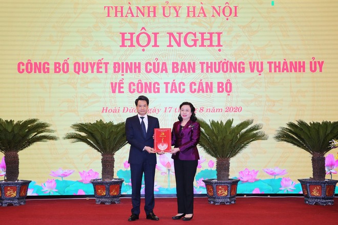 Phó Bí thư Thường trực Thành ủy Ngô Thị Thanh Hằng trao quyết định cho đồng chí Nguyễn Quang Đức tại Huyện ủy Hoài Đức. Ảnh: Hà Nội mới.