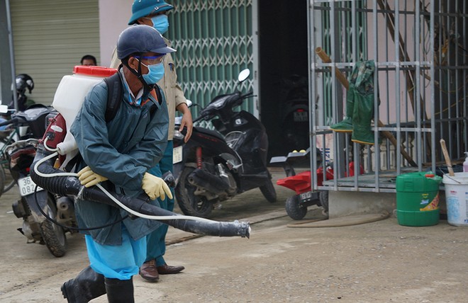 Cán bộ Y tế phường Quảng Vinh phun hóa chất khử trùng khu vực cách ly ở phố Nam Bắc, nơi có bệnh nhân dương tính nCoV.