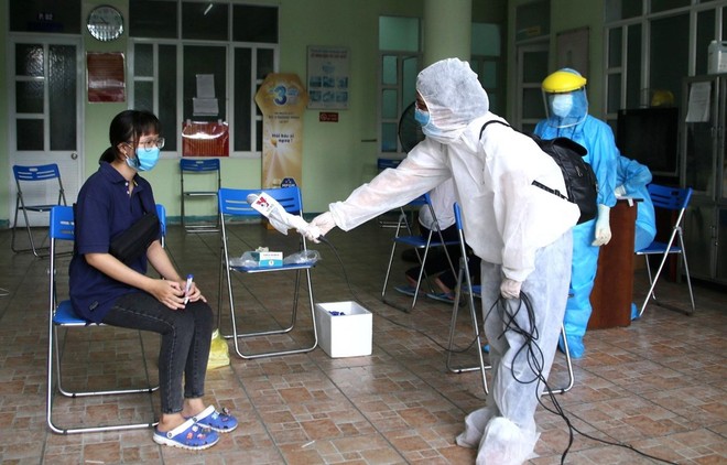 Phóng viên Kênh truyền hình Thông tấn Vnews tác nghiệp an toàn tại khu vực có nguy cơ lây nhiễm.